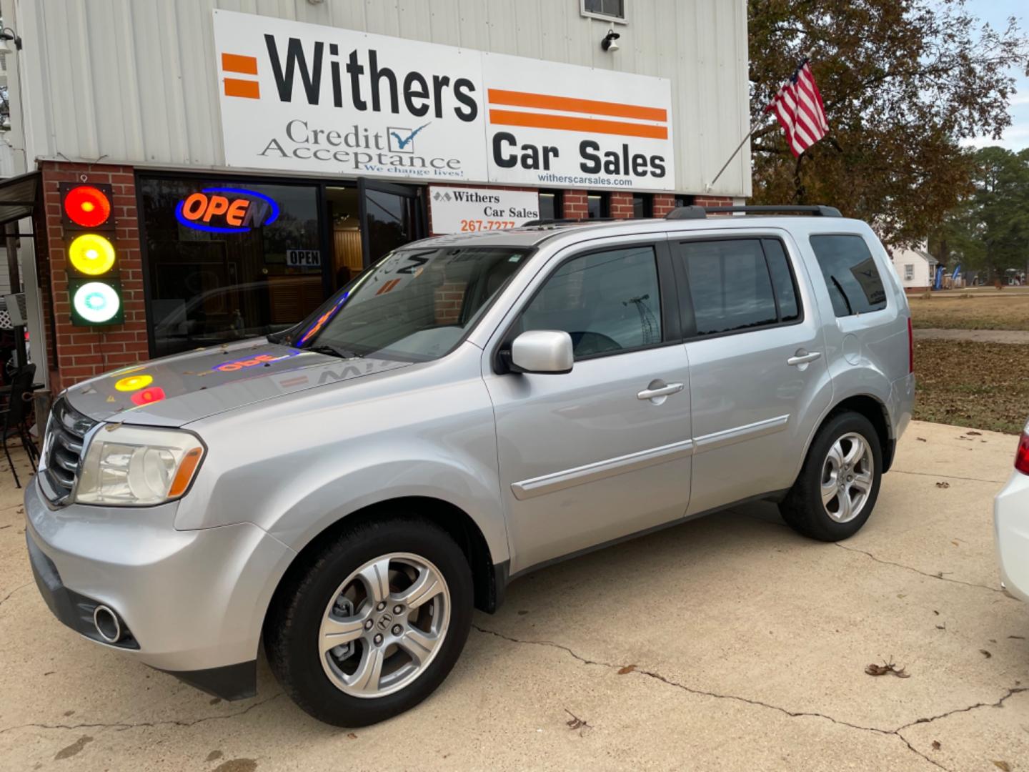 2015 Silver /Gray Honda Pilot EX-L 2WD 5-Spd AT (5FNYF3H5XFB) with an 3.5L V6 SOHC 24V engine, 5-Speed Automatic transmission, located at 204 Hwy. 16 East, Carthage, MS, 39051, (601) 267-7277, 0.000000, 0.000000 - Photo#0